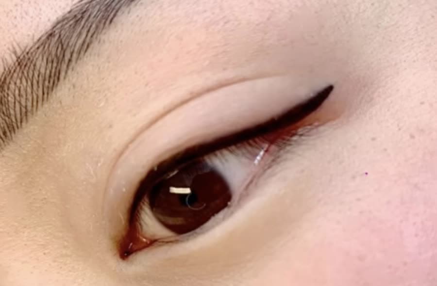 Crisp Winged Eyeliner – Newcastle Studio A freshly completed winged eyeliner tattoo from Mana Semipermanent, our PHI Brows-certified studio in Jesmond, Newcastle upon Tyne.